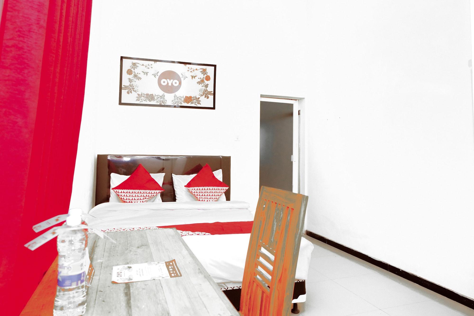 Oyo 314 Emas 23 Guest House Syariah Malang Esterno foto
