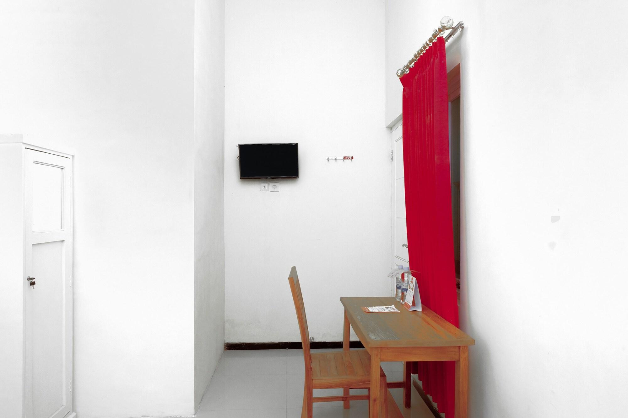 Oyo 314 Emas 23 Guest House Syariah Malang Esterno foto
