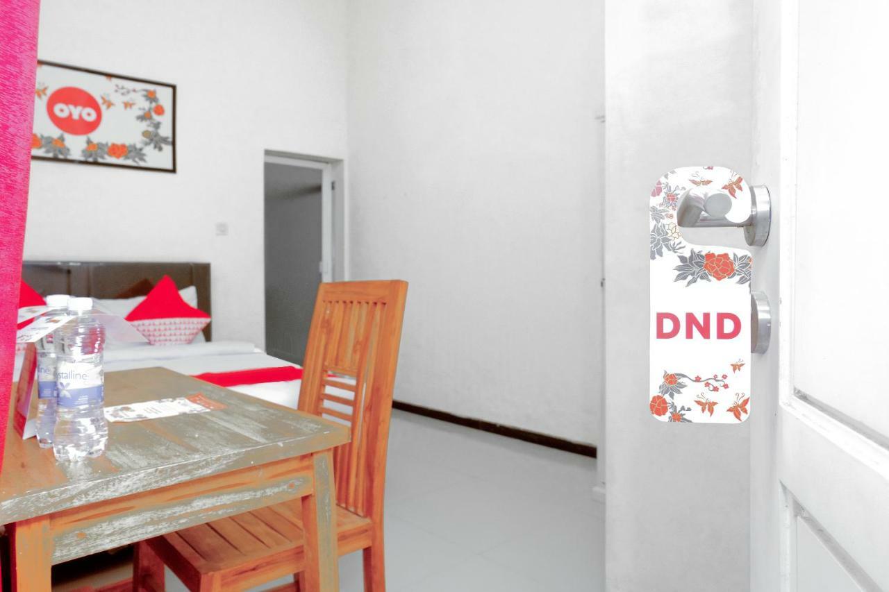 Oyo 314 Emas 23 Guest House Syariah Malang Esterno foto