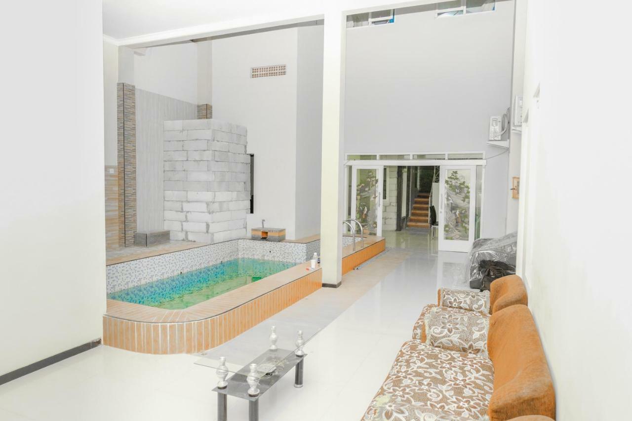 Oyo 314 Emas 23 Guest House Syariah Malang Esterno foto